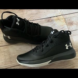 Under armour basketball sneakers size 5 Y